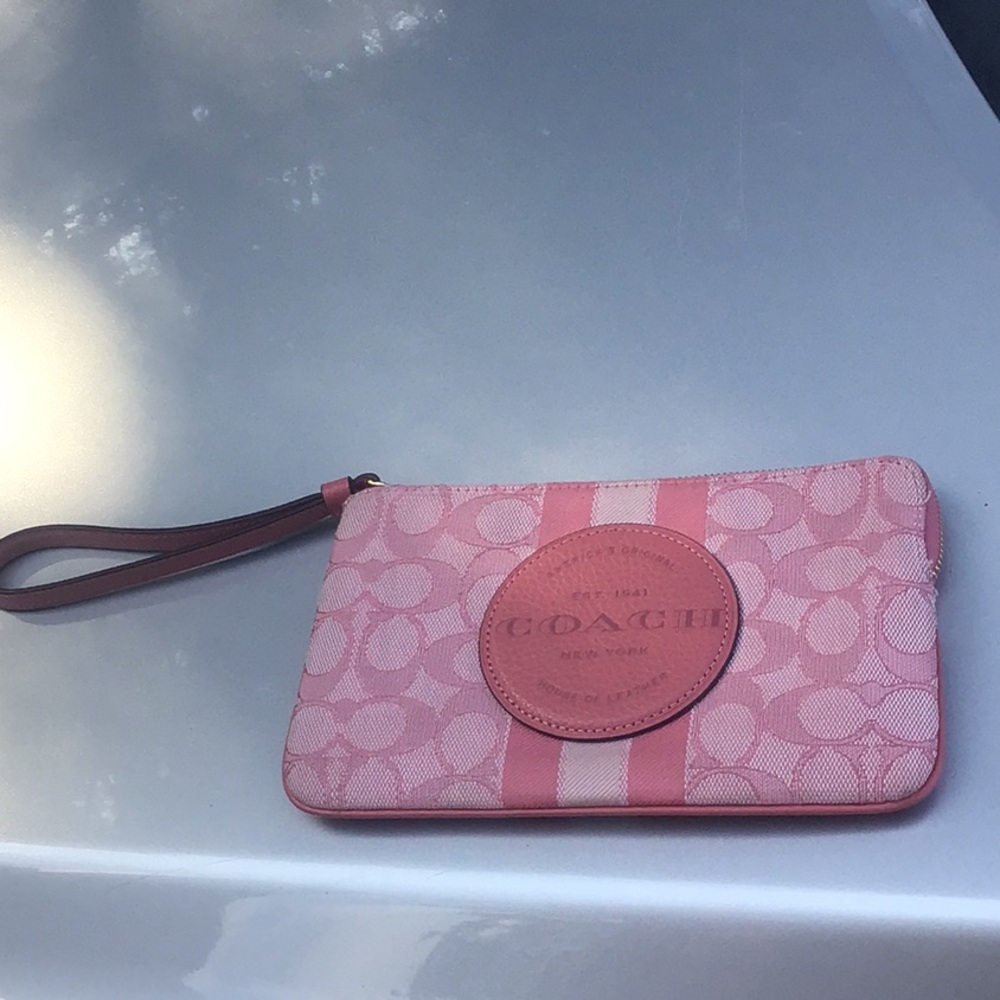 Dempsey Large Corner Zip Wristlet In Signature Jacquard